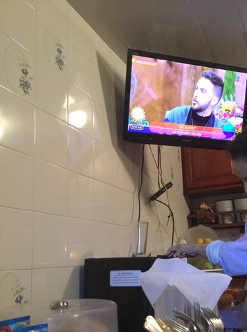 23.	Platica con su mama y/o ve videos.