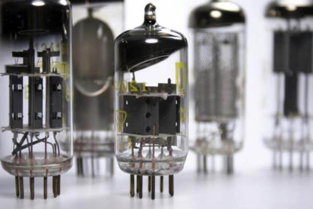 Inicio de la Segunda Generacion. Transistor