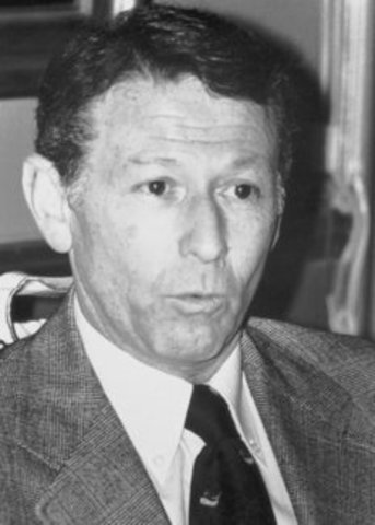 Paul Berg crea primera molécula de ADN recombinante