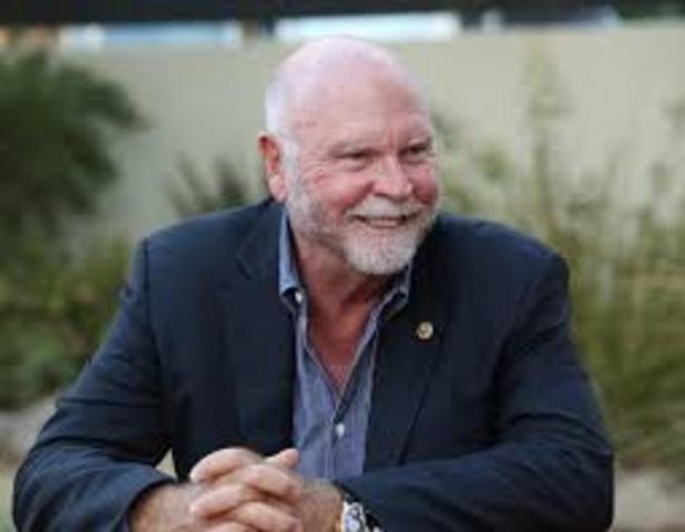 Craig Venter presenta la información del genoma humano y comienza el HapMap.