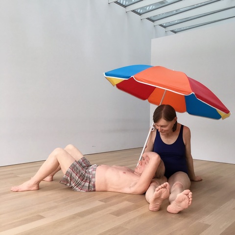 Koppel onder een parasol