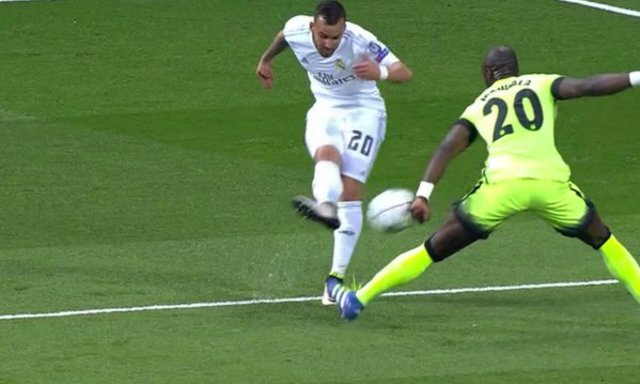 tocar el balón en el área.