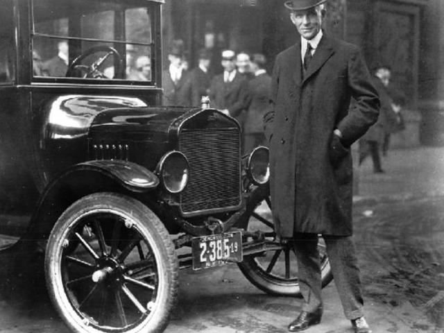 Henry Ford, genera compañía " Ford Motor Company"