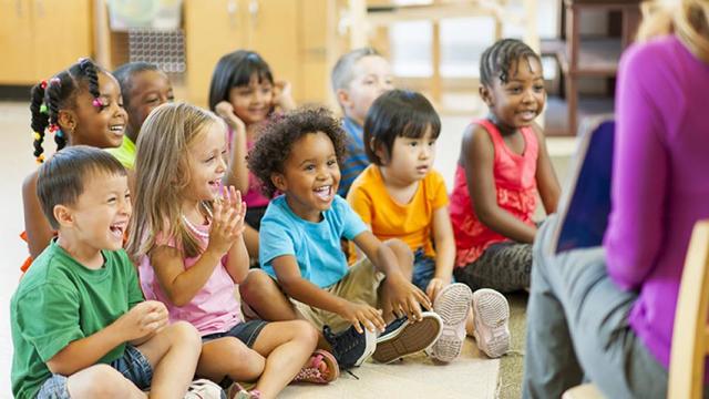 Fröbel publicó un libro de canciones escolares, para introducir al niño en el mundo de los adultos.