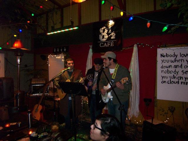 ENTRO A TRABAJAR COMO MESERA EN UN CAFÉ CINÉFILO