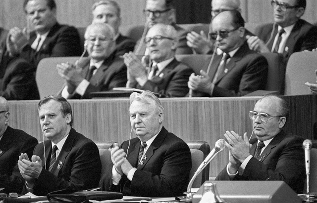 М. Горбачев поднял на партийном съезде вопрос о расширении гласности