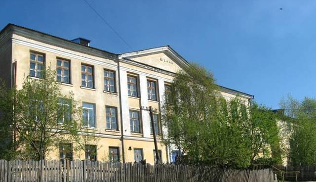 Каменная трёхэтажная школа