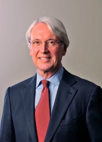 Les Hinton tells a committee of legislators any problem with phone hacking was limited to the one, already well-publicised, case.