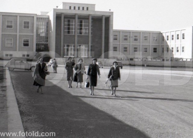 Começa a frequentar a universidade