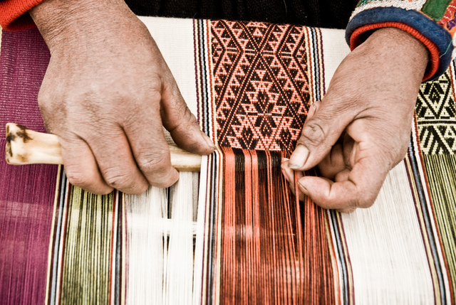 Asociación de cataratas con trabajo artesanal