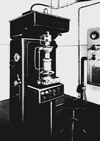 Se construye el primer microscopio electrónico de transmisión