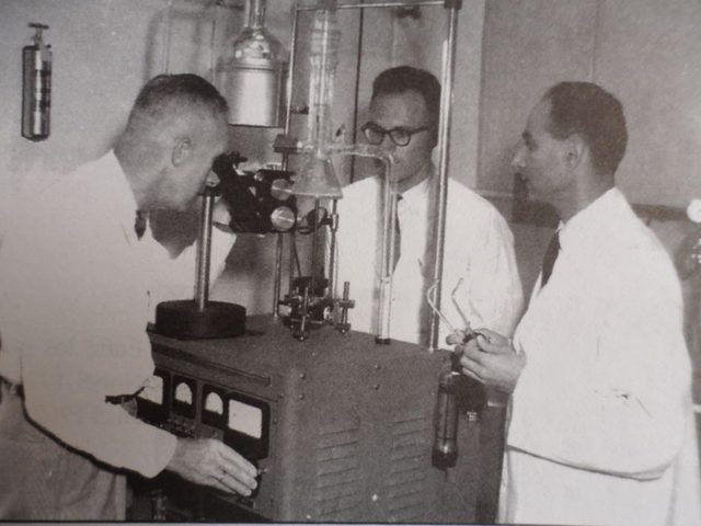 Microscopio de emisión de campo