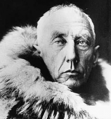 Roald Amundsen llega al polo sur.