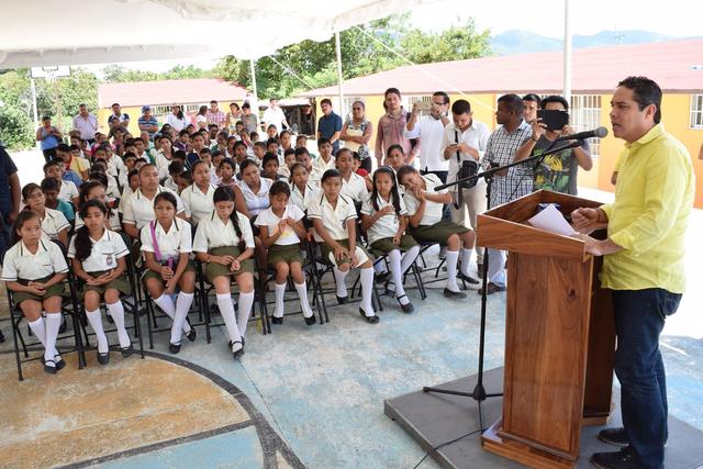 Inauguración de una Telesecundaria