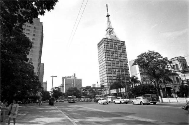 Avenida Paulista na década de 1960, na altura do Conjunto Nacional.