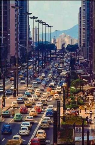 Trânsito na Paulista na década de 1980.