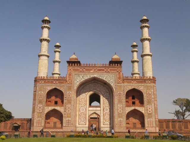 Akbar Rules in Agra