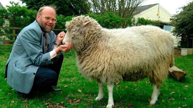 El doctor Wilmut anunció en Escocia que se había clonado una oveja perfectamente. La oveja Dolly