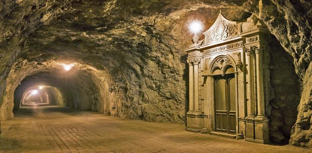 Real de Catorce y sus Minas. El nombre fue tomado de la palabra Real, por sus minas de plata y de catorce ladrones que se escondieron en ese lugar.