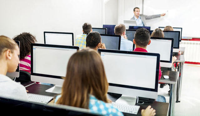 Más ordenadores, aulas digitales y profesores formados en las TIC en las aulas