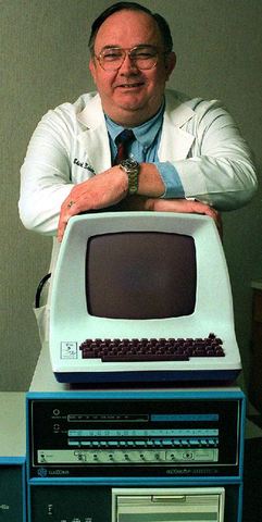 Roberts creo la primer red de computadoras para la comunicación entre conectores.