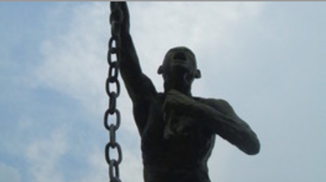 PLAZA CON ESTATUA DE ÁFRICANOS