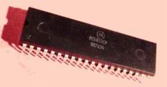 1975:Motorola 6800