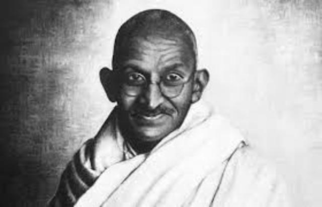 1915 Mahatma Grandhi conduce protestas en la India