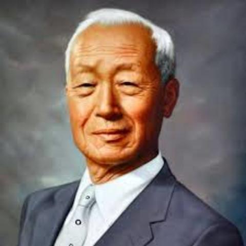 South Korean President Syngman Rhee executes 100,000 people.