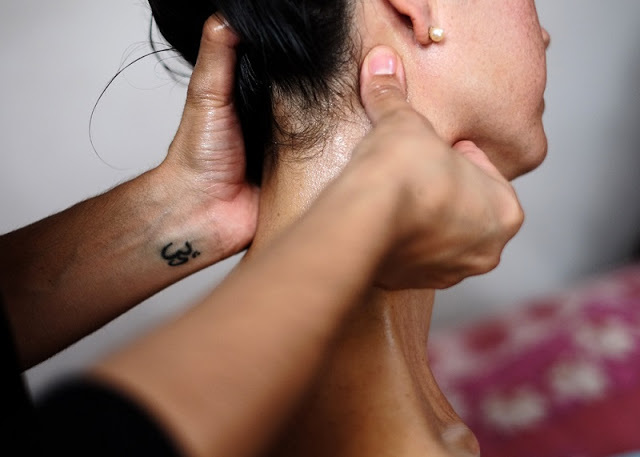 MASAJE TERAPIA. 1600 años a.c. ya aparecía en famoso libro del Ayurveda la importancia del masaje. En él se hace referencia al masaje en términos de frotamientos y fricción.