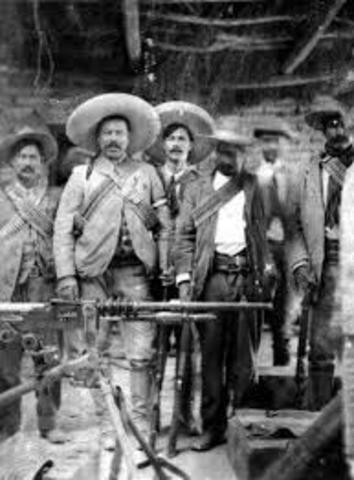 1909 Gobernador de Chihuahua le entrega Armas y Dinero