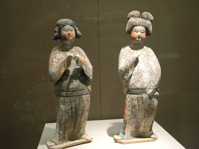 The Tang dynasty rules China until 907.