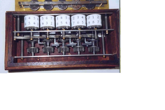 Primera sumadora mecánica.