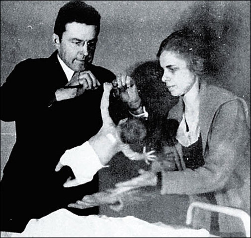 Watson y Rosalie Rayner conducen el famoso experimento “El Pequeño Albert“.