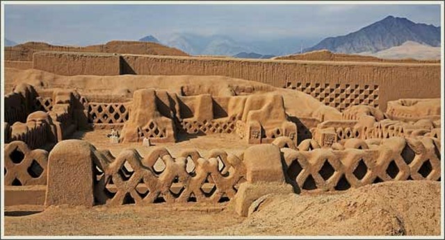 Chimú empire in Peru with a very large city at Chan-chan with panaqa burial compounds.