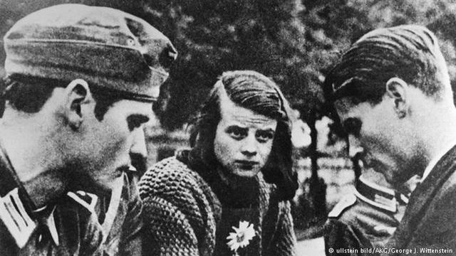 Sophie Scholl begann, an der Uni Muenchen zu studieren....