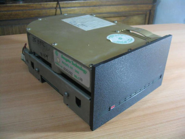 HARD DISK DRIVE
