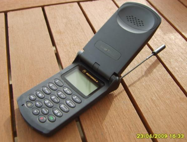 1997 – Motorola StarTAC