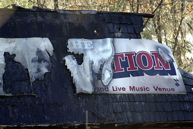 Rhode island  Nightclub fire in West Warwick, 100 die