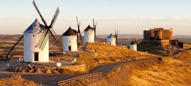 Nace Alonso Quijana en un lugar de la Mancha (nombre de el sitio exacto olvidado)