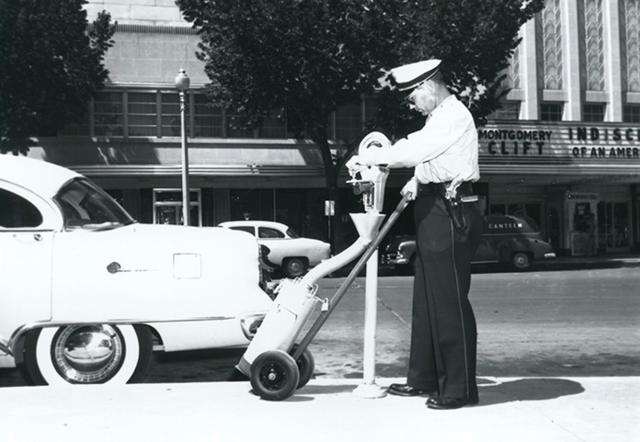 The first traffic meters are installed in the USA
