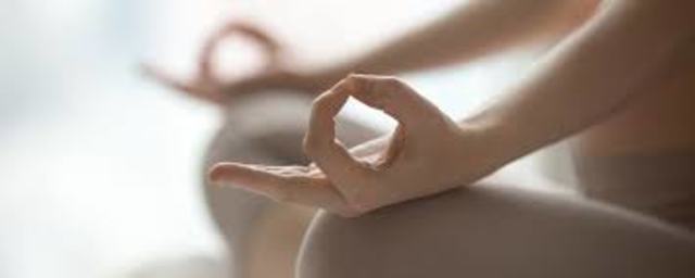 Técnicas de relajación (como ejercicios de respiración, ensoñación dirigida y relajación muscular progresiva)