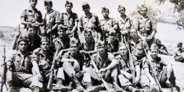 Decide no ordenarse sacerdote y seguir la vida militar.