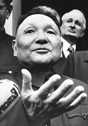 Sube al poder Deng Xiaoping