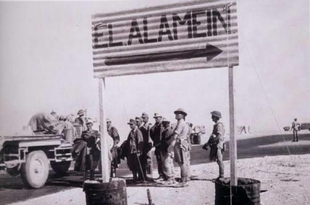 Las tropas británicas derrotan a los alemanes y a los italianos en El Alamein