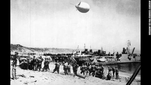 Las tropas británicas y estadounidenses desembarcan exitosamente en las costas de Normandía