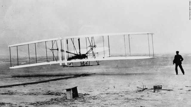 Orville Wright, con la ayuda de su hermano Wilbur, voló un avión motorizado por primera vez -- de 120 pies