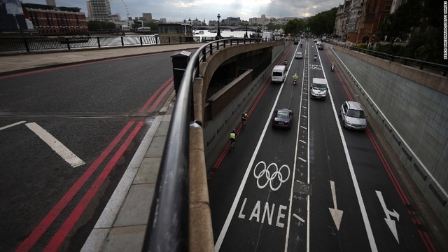 Edward N. Hines de Michigan pensó que sería buena idea marcar los caminos para separar el tráfico