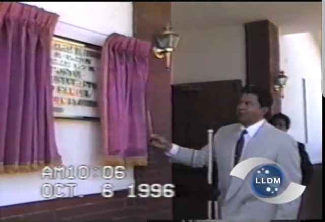 Inaugura el Templo de Escondido, California.