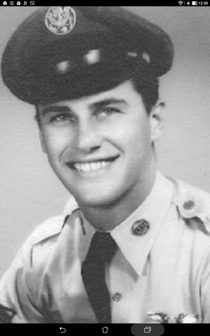 Alistado para la Fuerza Aérea de los Estados Unidos a los 18 años.